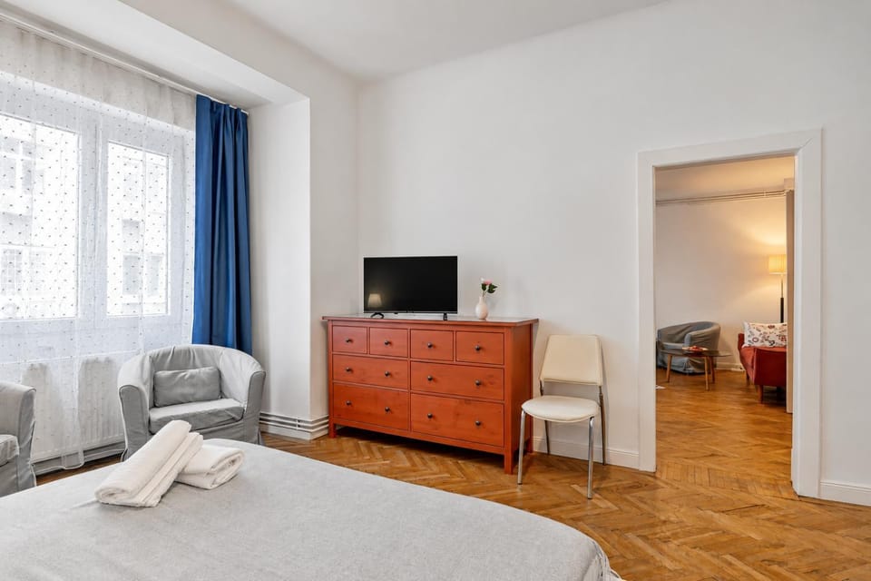 VIA Central Heritage with Balcony Apartment in Bucharest