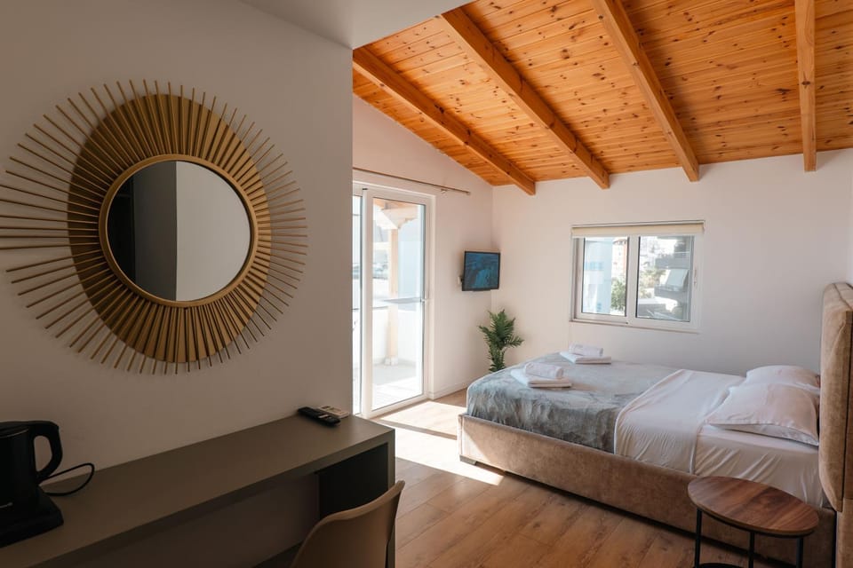 Bed, TV and multimedia, Living room, Photo of the whole room, Bedroom