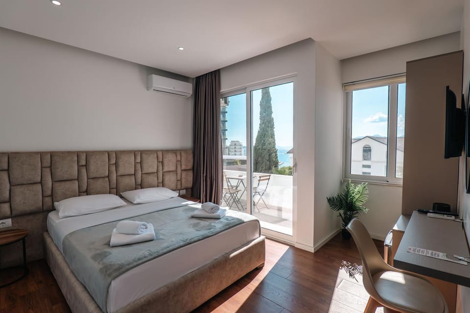 Bed, TV and multimedia, Living room, Photo of the whole room, Seating area, Bedroom, towels, air conditioner