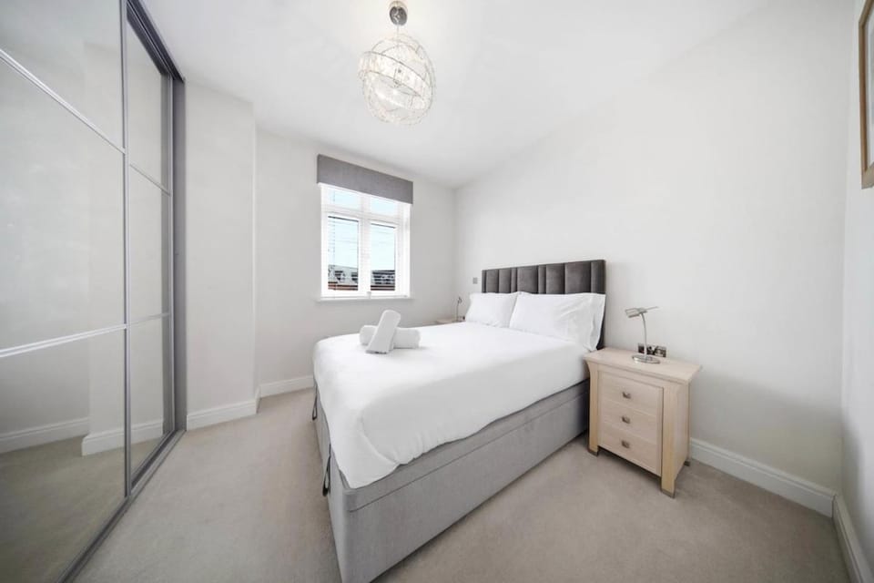 Modern 2BR Flat in Dickens Heath Apartment in Shirley