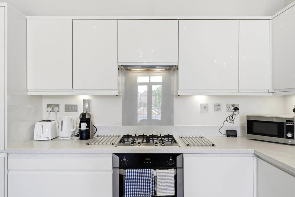 Modern 2BR Flat in Dickens Heath Apartment in Shirley