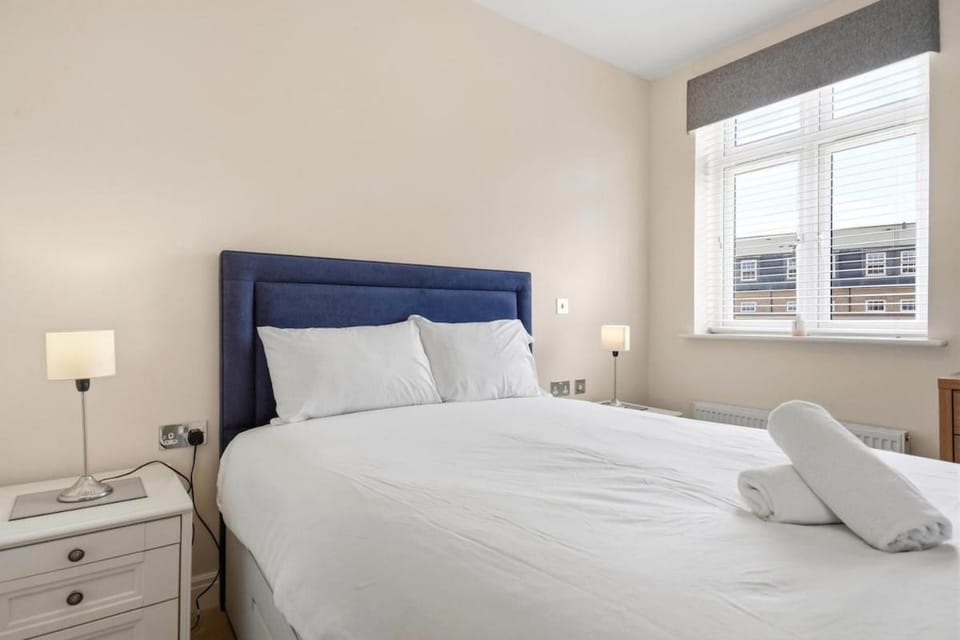 Modern 2BR Flat in Dickens Heath Apartment in Shirley