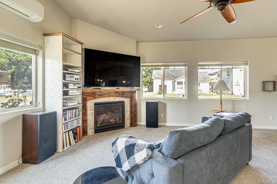 Holiday at Alsea Bay: 1 Block to the Bay! House in Waldport