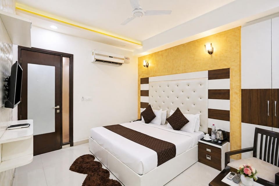 Communal lounge/ TV room, Bed, TV and multimedia, Living room, Photo of the whole room, Seating area, Evening entertainment, Bedroom, fireplace, air conditioner