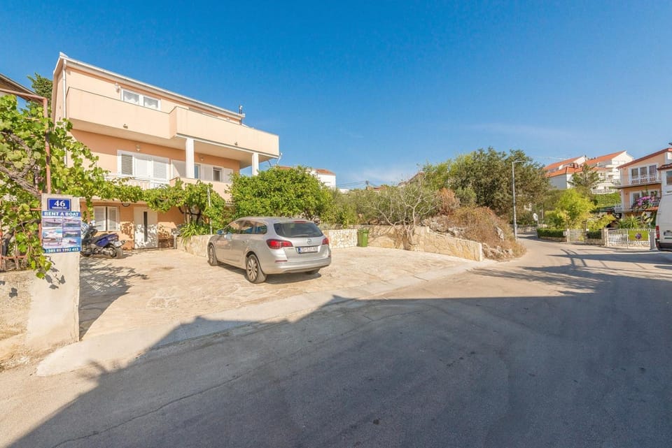 Apartments Tonči OG Bed and Breakfast in Okrug Gornji