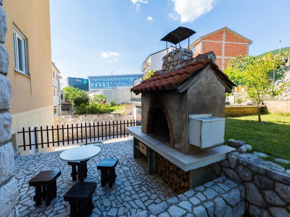 Property building, BBQ facilities, Balcony/Terrace