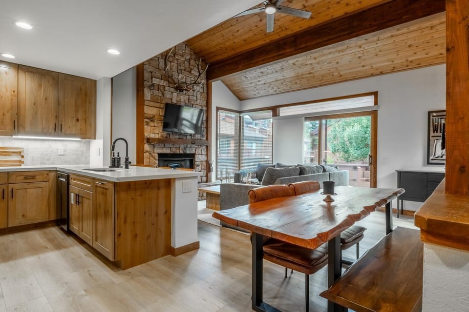 Just Renovated & Steps to Village! 2BR2BA Loft Chalet in Mammoth Lakes