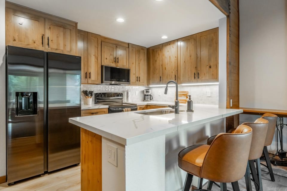 Just Renovated & Steps to Village! 2BR2BA Loft Chalet in Mammoth Lakes