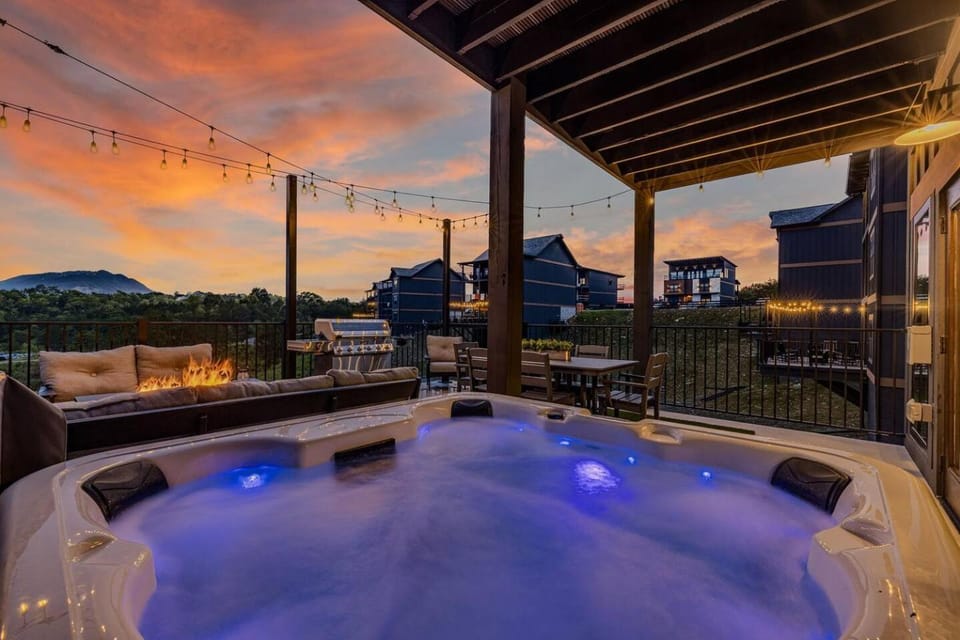 Patio, Natural landscape, Hot Tub, Seating area, Dining area, Sunset