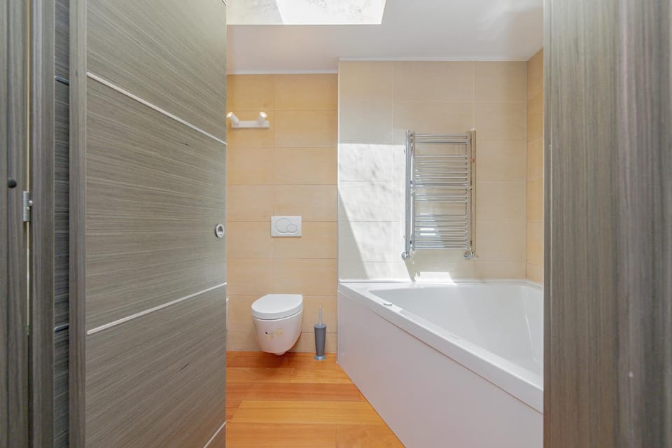 Spacious 180 Luxury Milan Apartment with 3 Bedrooms, 3 Baths & Jacuzzi Bocconi Campus Apartment in Milan