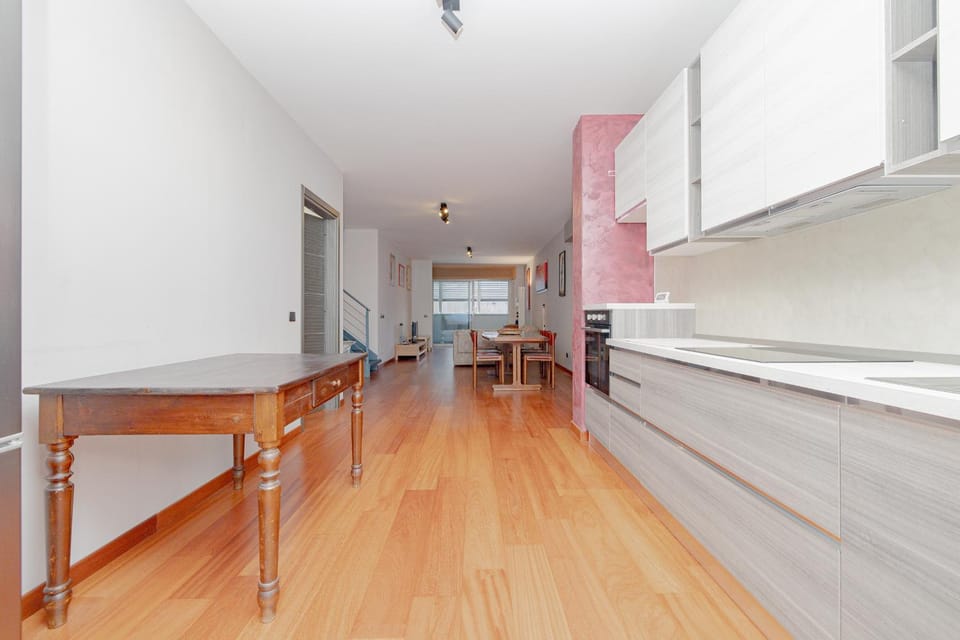 Spacious 180 Luxury Milan Apartment with 3 Bedrooms, 3 Baths & Jacuzzi Bocconi Campus Apartment in Milan