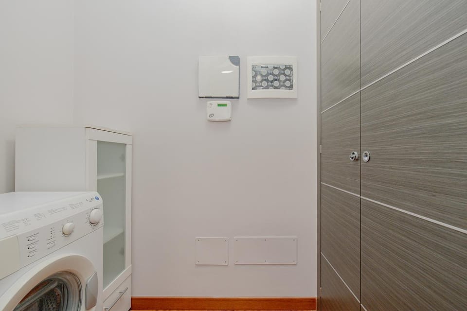 Spacious 180 Luxury Milan Apartment with 3 Bedrooms, 3 Baths & Jacuzzi Bocconi Campus Apartment in Milan