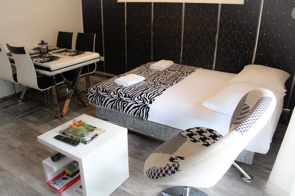 Bed, Living room