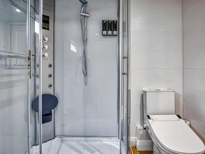 Shower, Toilet, Bathroom