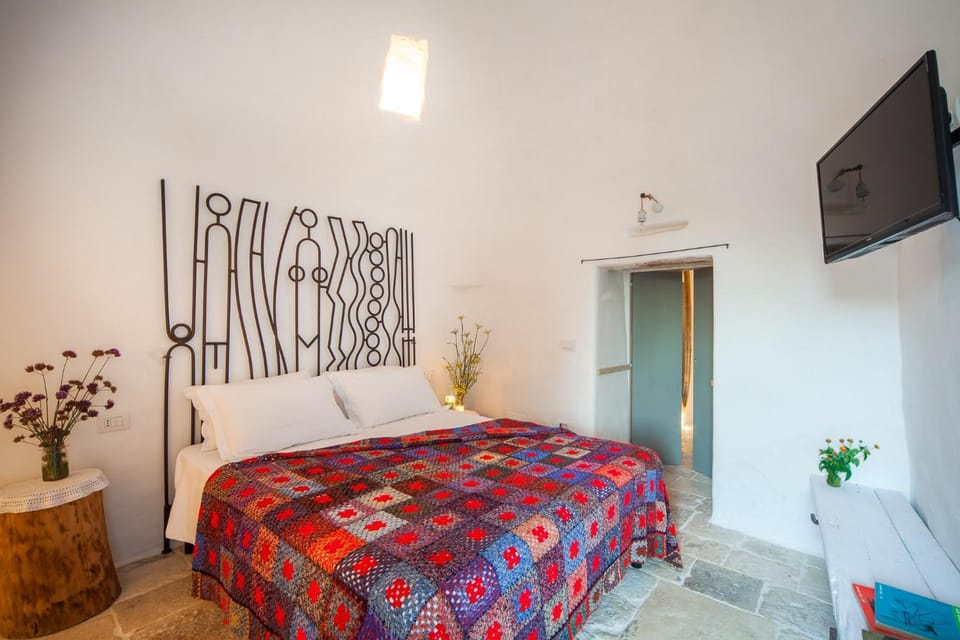 Bed, TV and multimedia, Bedroom