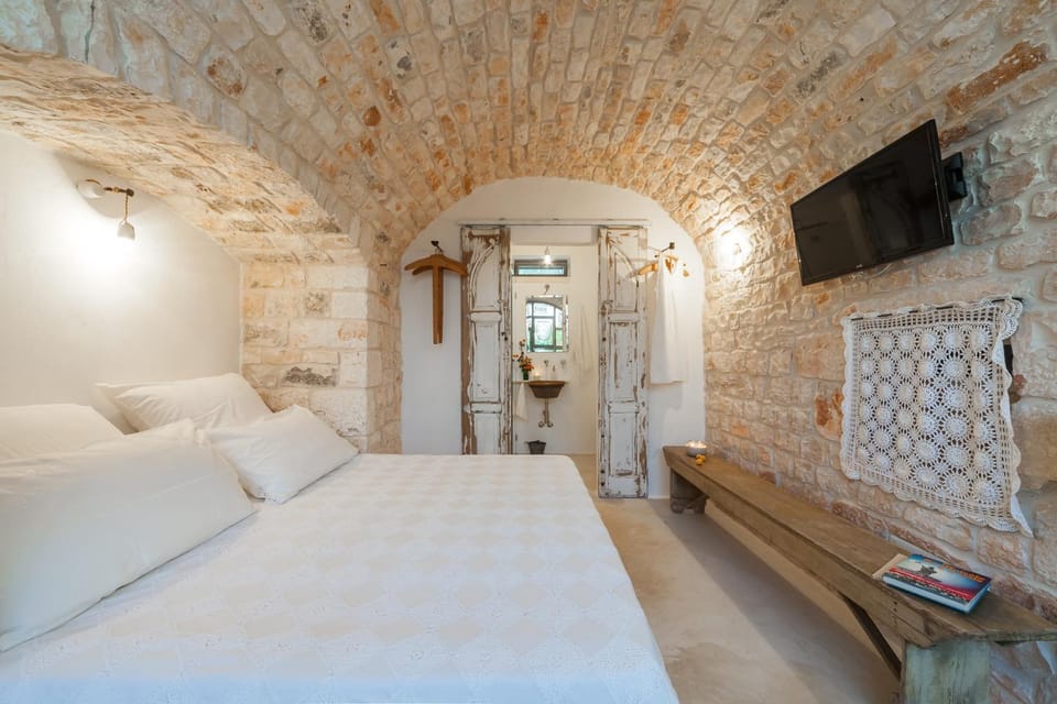 Bed, TV and multimedia, Bedroom