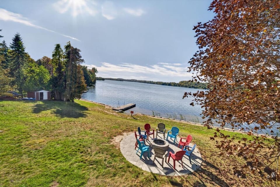 Waterfront Cottage Boats Hot Tub Firepit and BBQ House in Kawartha Lakes