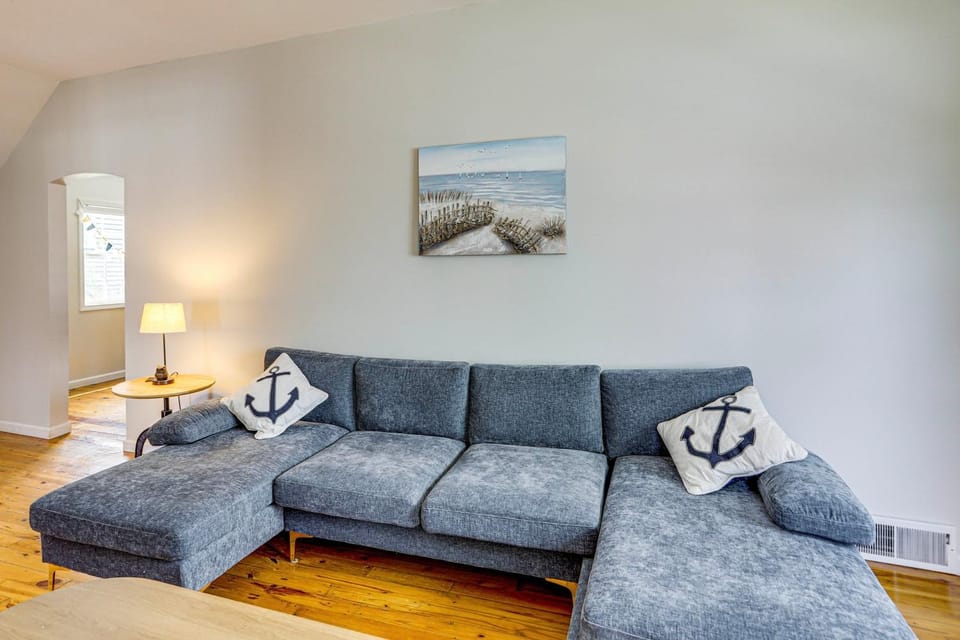 Steps to Beach, Eats & Marina! w/ Charming Patio House in Vermilion