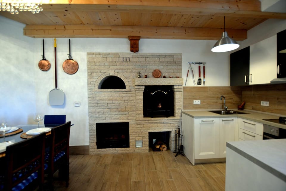 Kitchen or kitchenette, Dining area