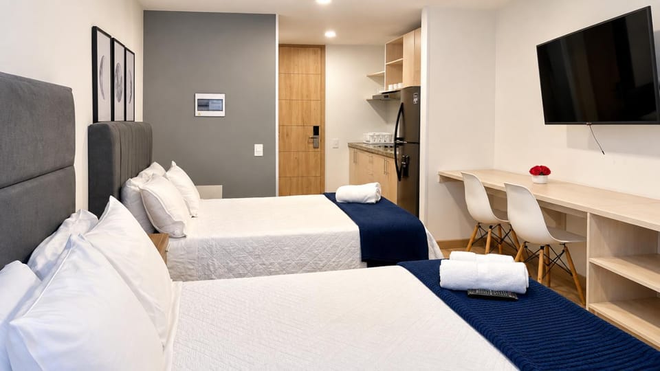 Bed, TV and multimedia, Kitchen or kitchenette, Photo of the whole room, Seating area, Bedroom, towels