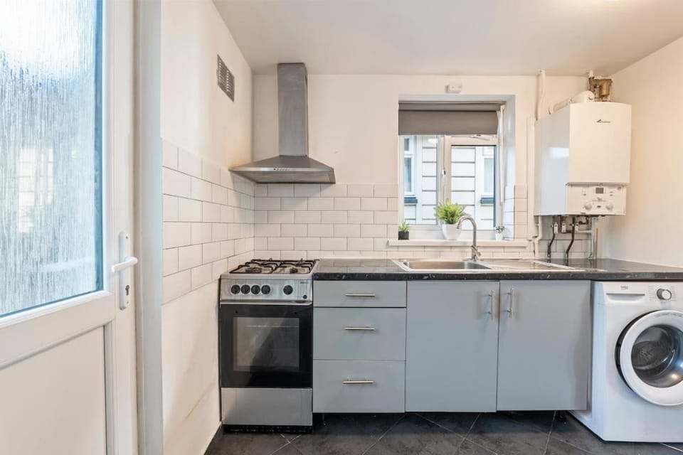 Kitchen or kitchenette, washing machine