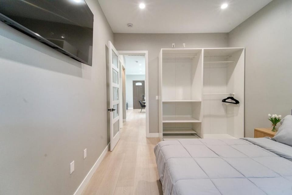 Bed, TV and multimedia, Photo of the whole room, Bedroom, wardrobe