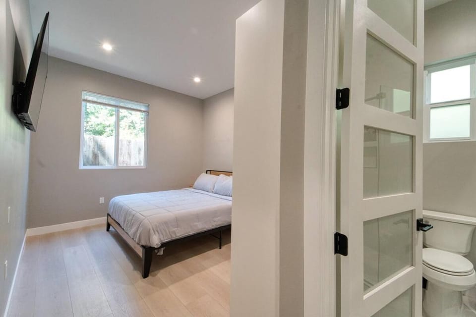 Bed, Bathroom, TV and multimedia, Photo of the whole room, Bedroom