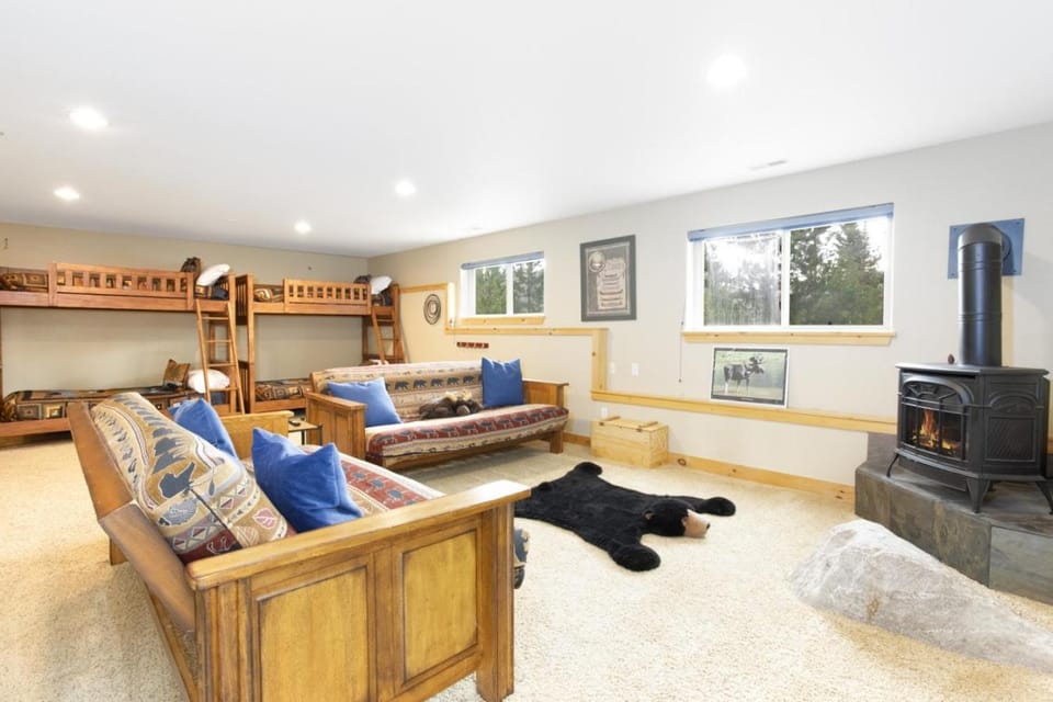 Glacial boulder cabin with panoramic mountain view Cabin in Rocky Mountain National Park