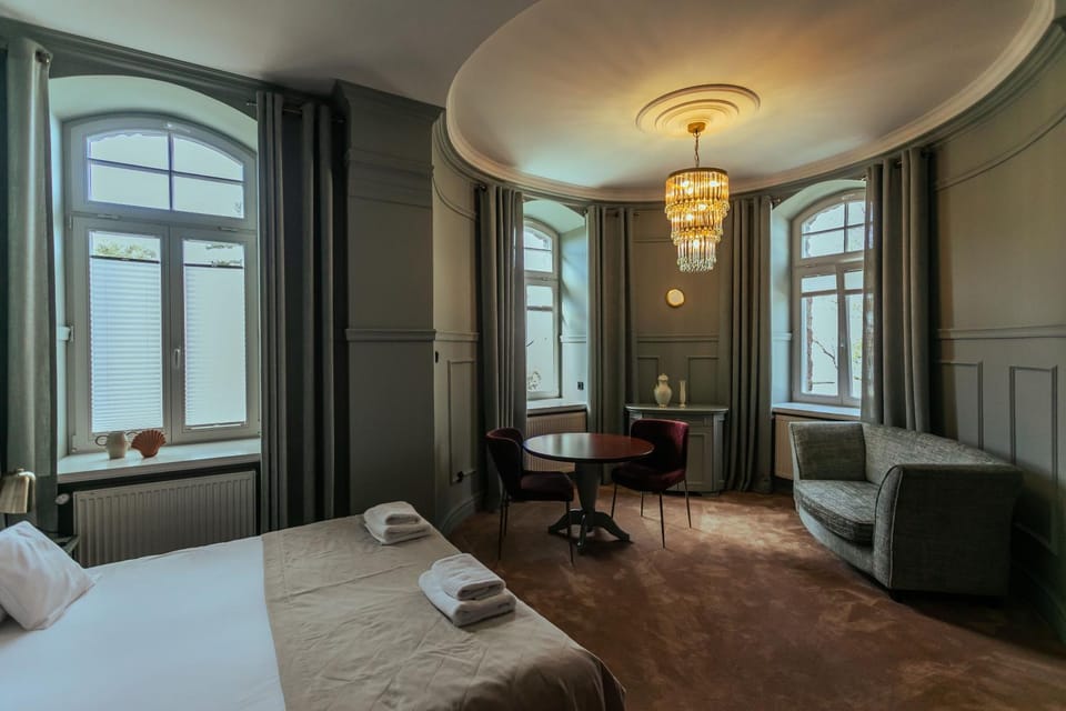 Bed, Photo of the whole room, Seating area, Bedroom, towels