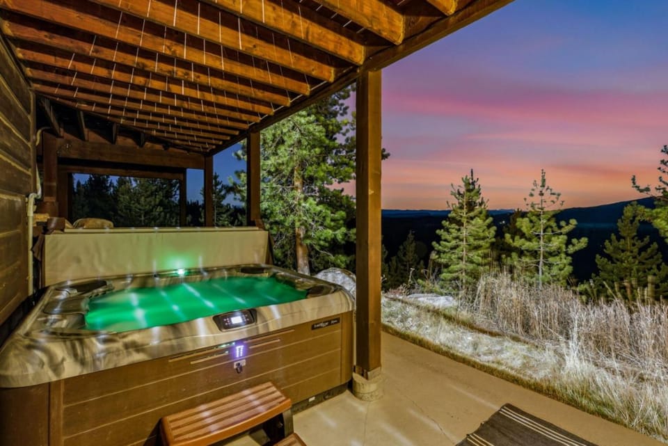 Private 20, Acre Estate, Sleeps 22, Hot Tub House in Rocky Mountain National Park