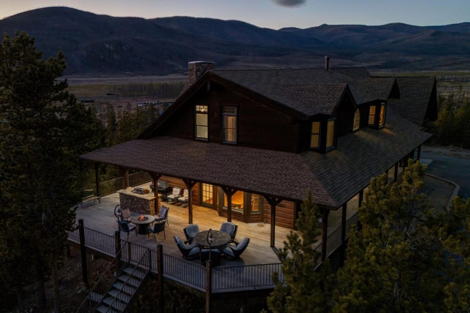 Private 20, Acre Estate, Sleeps 22, Hot Tub House in Rocky Mountain National Park