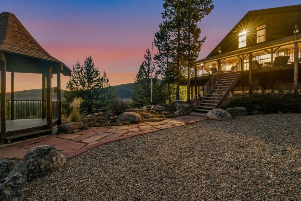 Private 20, Acre Estate, Sleeps 22, Hot Tub House in Rocky Mountain National Park