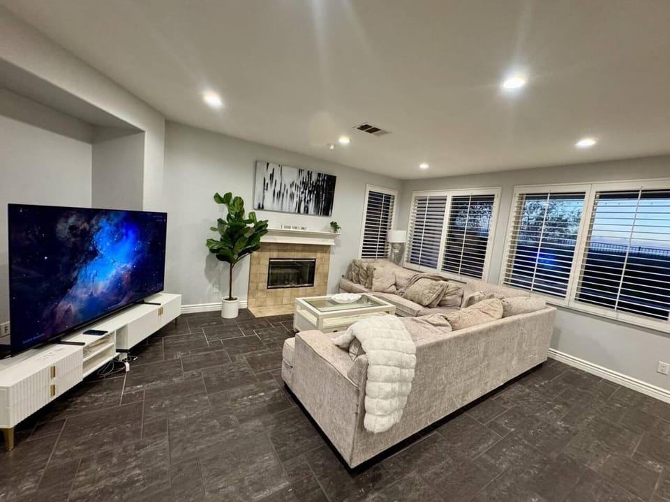 Relaxing private room near Six Flags. Vacation rental in Santa Clarita
