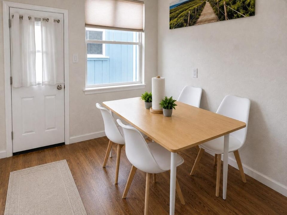2 BD Ventura Home, 1 Minite Walk to the Beach, Arcades, 2 King Beds, Kitchen, Parking House in Pierpont Bay