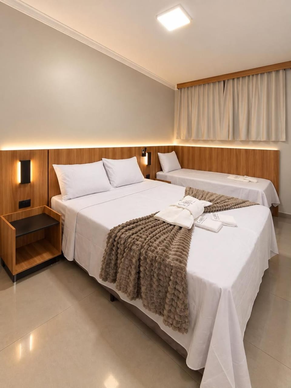 Bed, Bedroom, towels