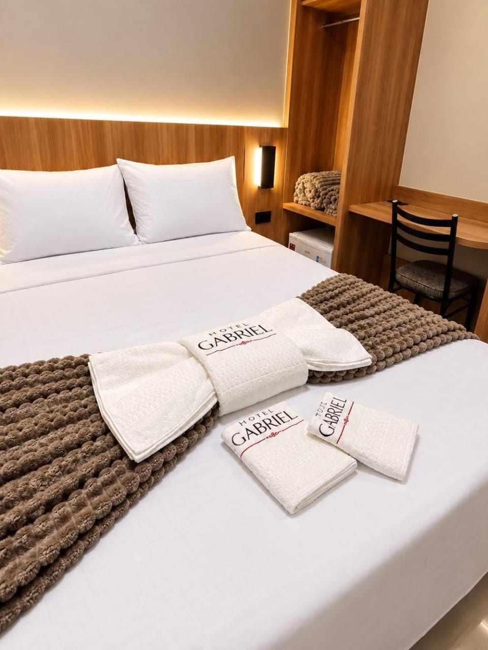 Bed, Bedroom, towels