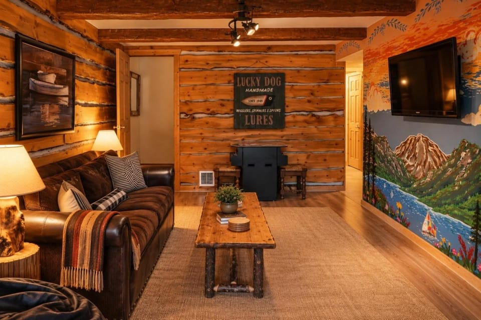 Lakeview Retreat, Walk to town, Fenced yard House in Grand Lake