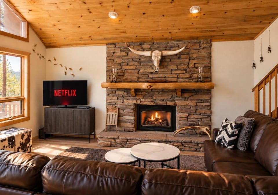 Lakeview Retreat, Walk to town, Fenced yard House in Grand Lake