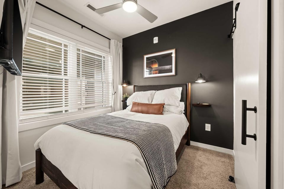 Modern Condo-5 Min to Broadway -Walk to Coffee Apartment in Nashville
