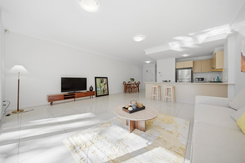 Holroyd Modern 2BR 2BA Hot Tub & Free Parking Apartment in Merrylands