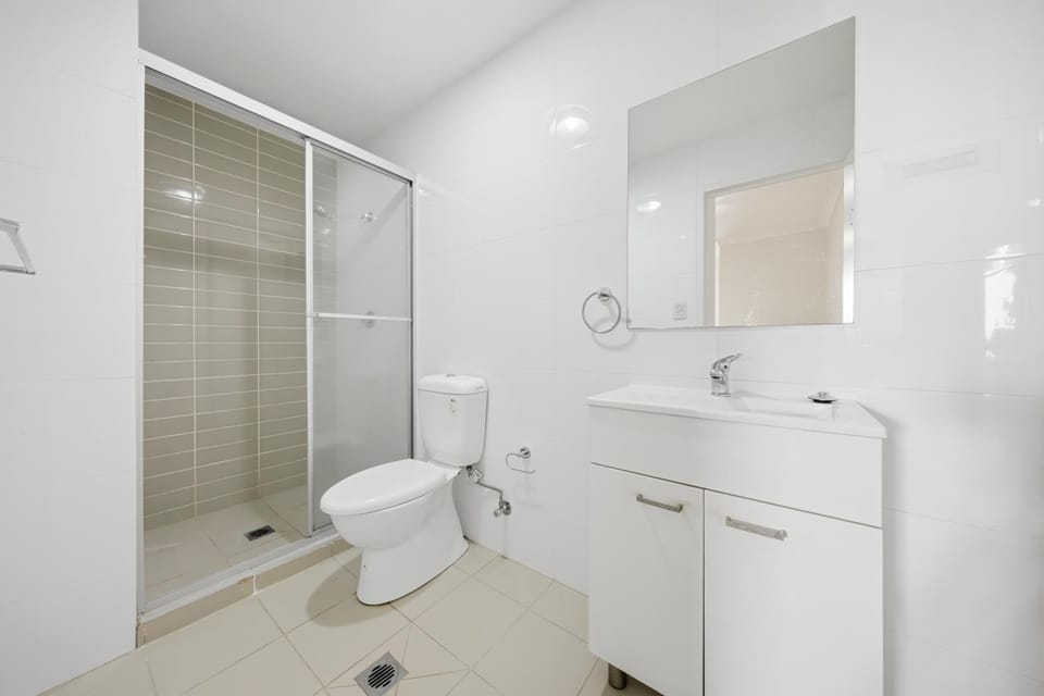 Holroyd Modern 2BR 2BA Hot Tub & Free Parking Apartment in Merrylands