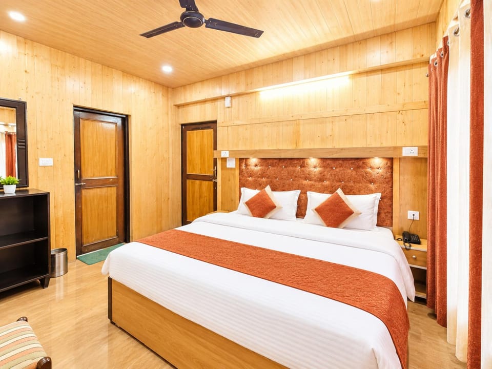 The Royal Chi-Nâr Lake View Nainital - Premium Hotel Stay with Spacious Rooms & Lake Views, Near Mall Road Hotel in Uttarakhand