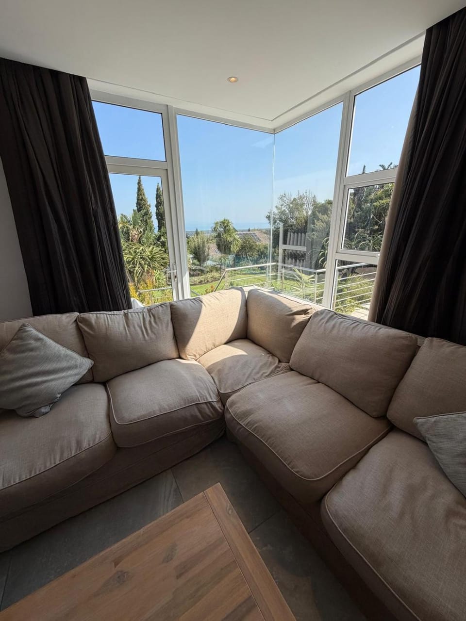 Carlina B&B - Topaz Room Bed and Breakfast in Cape Town