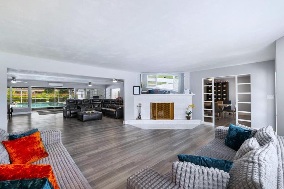 Communal lounge/ TV room