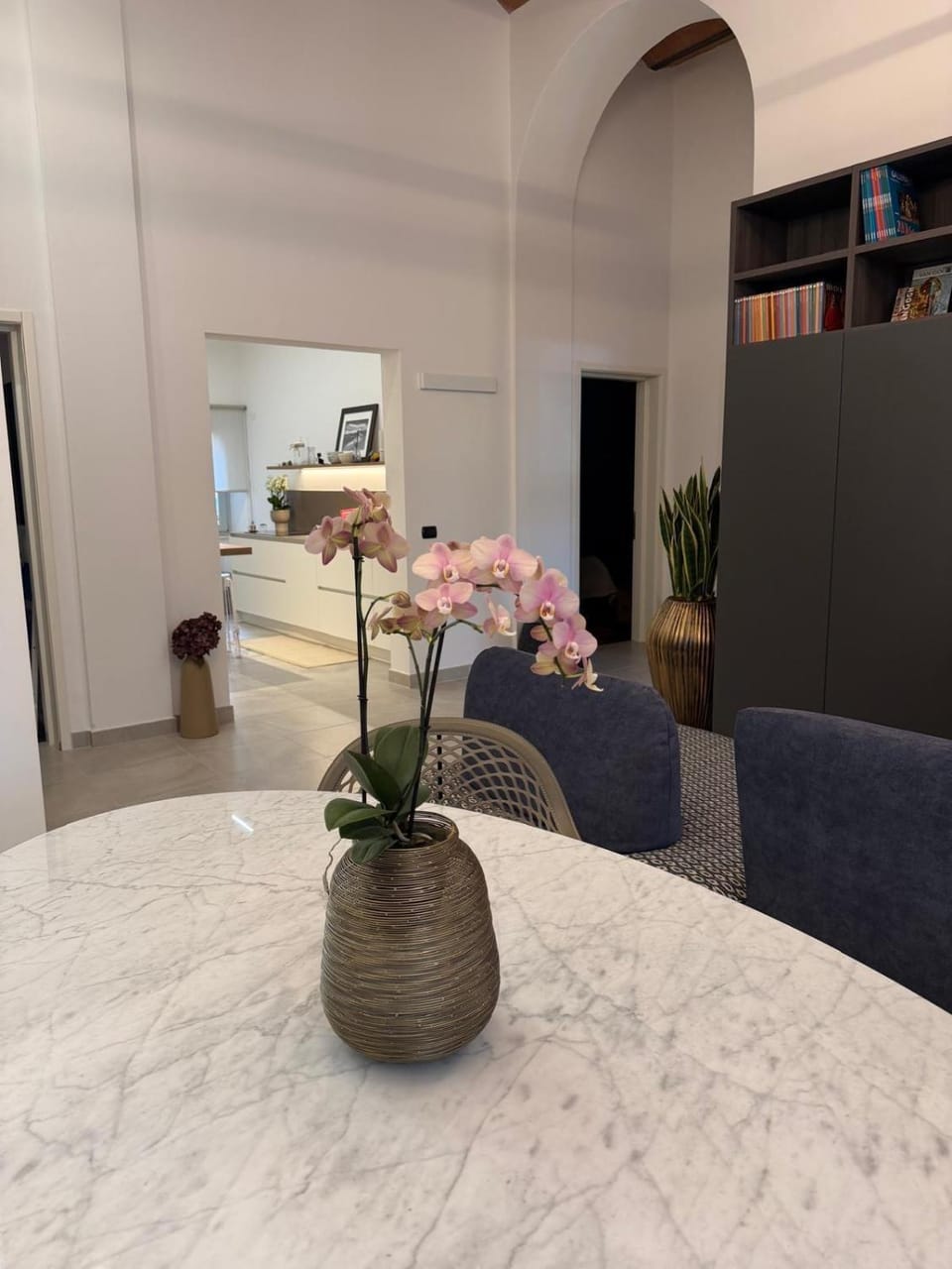 Library, Living room, Seating area