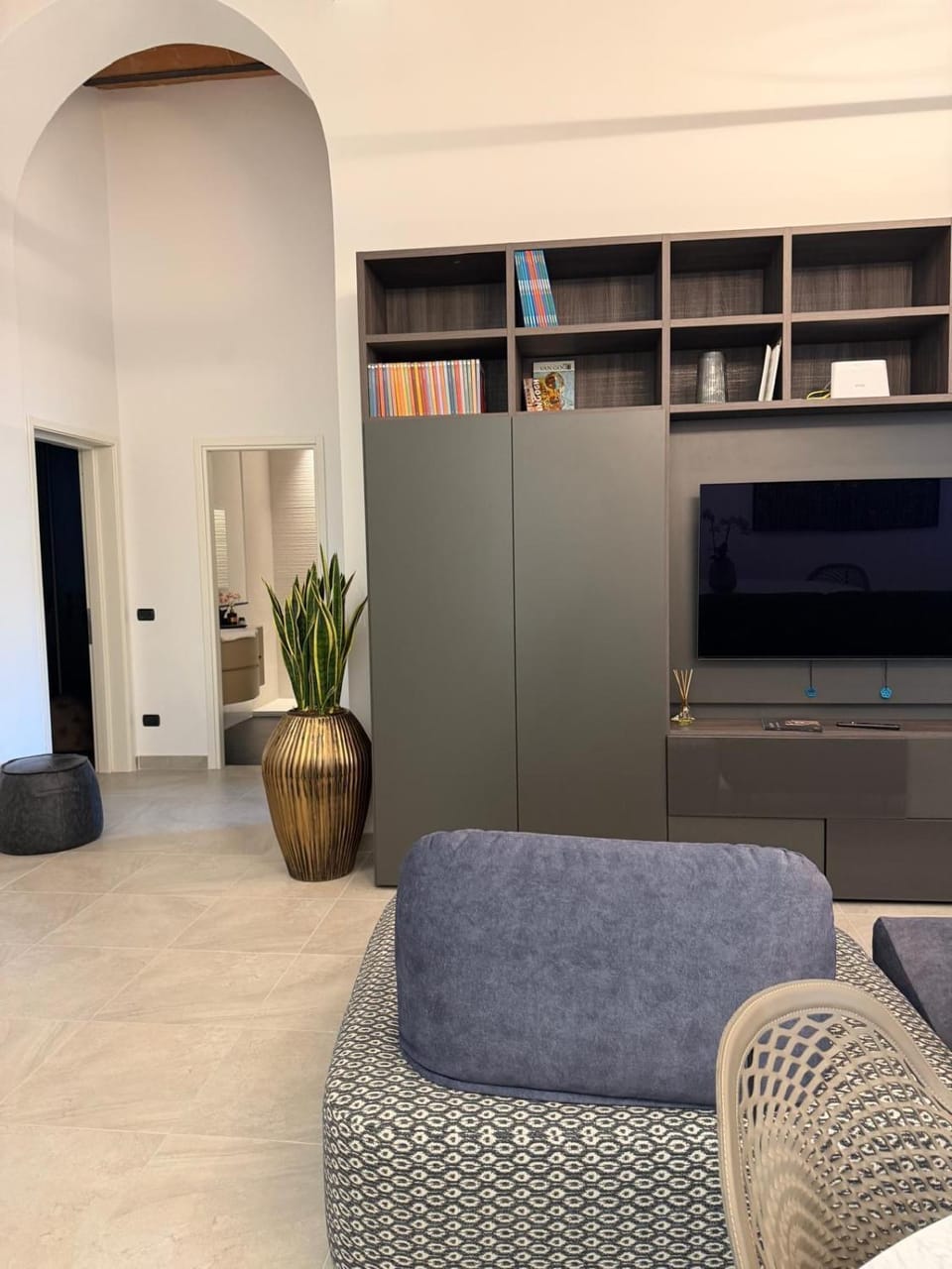 Communal lounge/ TV room, Library, TV and multimedia, Seating area, Evening entertainment