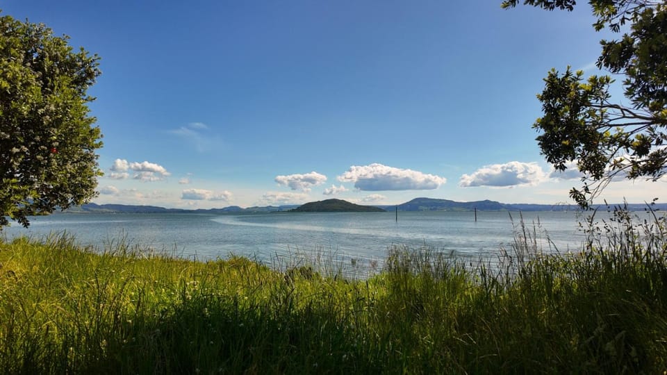 Te Puaha Lodge | River & Lakefront Retreat House in Rotorua