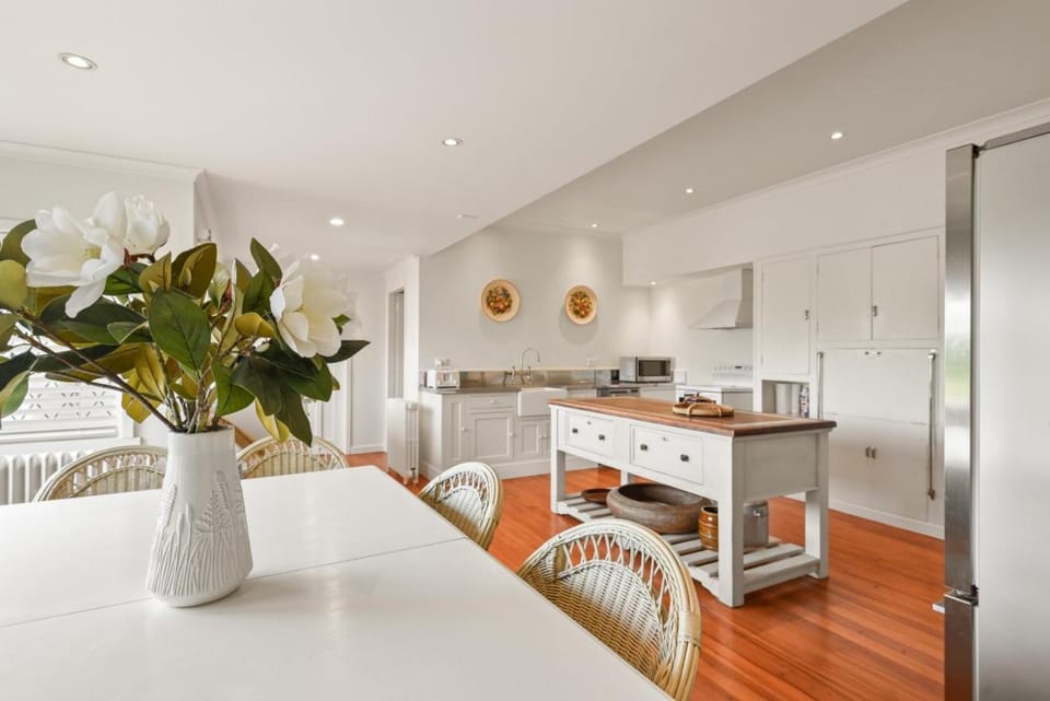 Te Puaha Lodge | River & Lakefront Retreat House in Rotorua