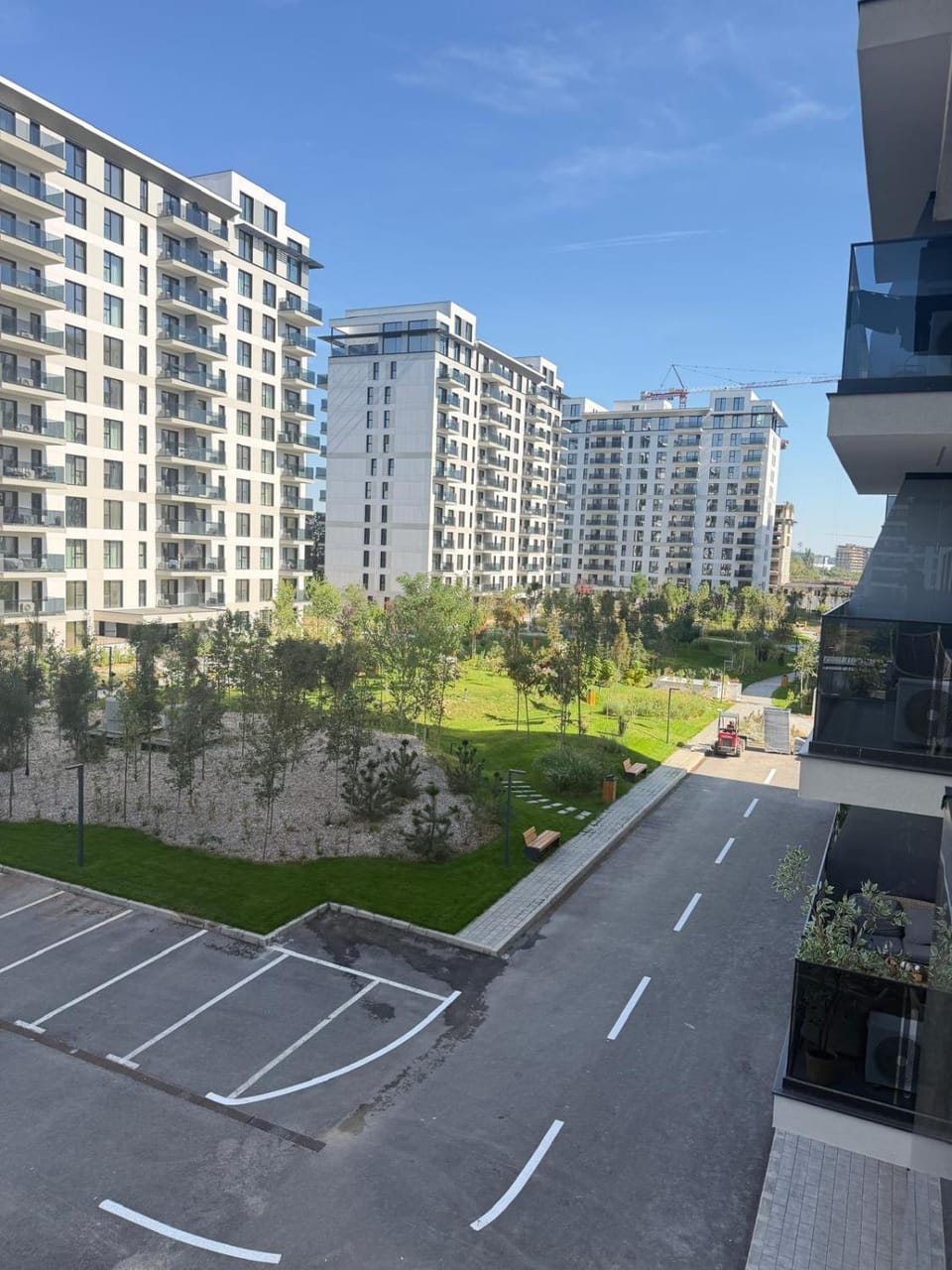 Property building, Day, Neighbourhood, City view, Street view, Location, Parking