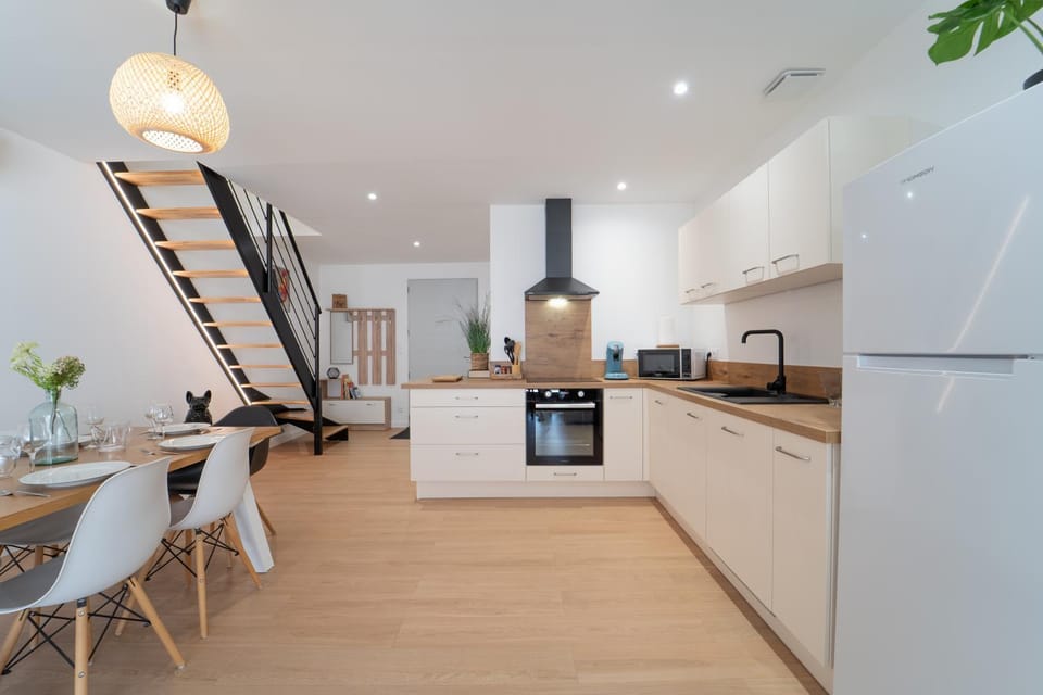 Day, Dining area, microwave, oven, kitchen, air conditioner